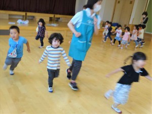 g年少　ホールで遊ぶ (10)